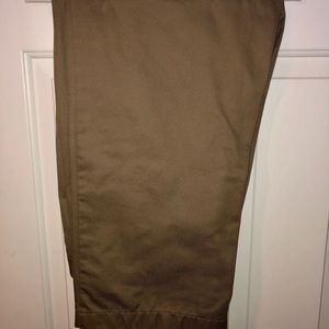 Men’s light-weight slim flat-front khakis.